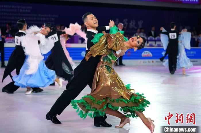 成都开幕世界体育舞蹈大赛：中外高手“蜀山论