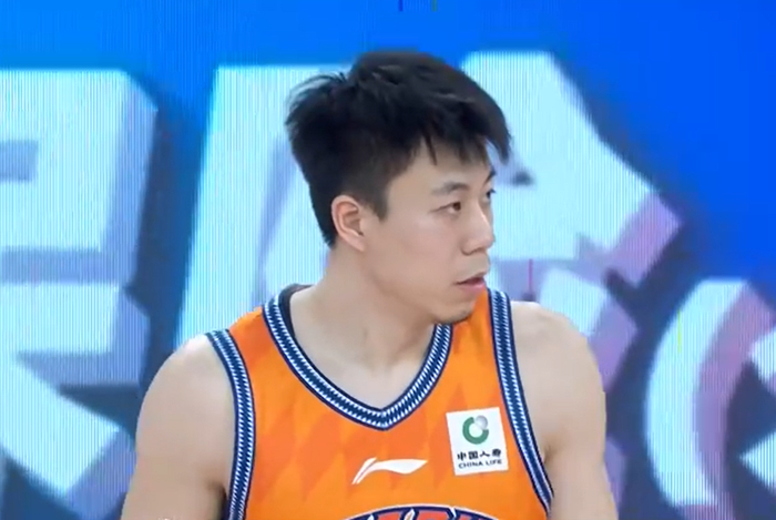 徐杰怒斥上海球迷挑衅 历史恩怨再起波澜