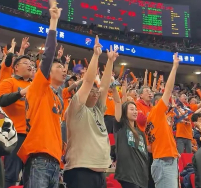 徐杰怒斥上海球迷挑衅 历史恩怨再起波澜