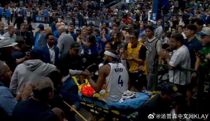 比赛突发意外事件，克莱库里目睹伤者被推出场