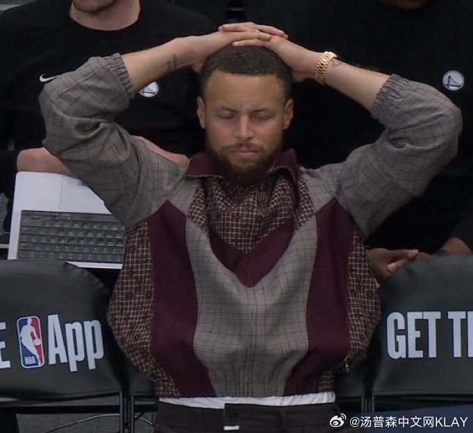 比赛突发意外事件，克莱库里目睹伤者被推出场