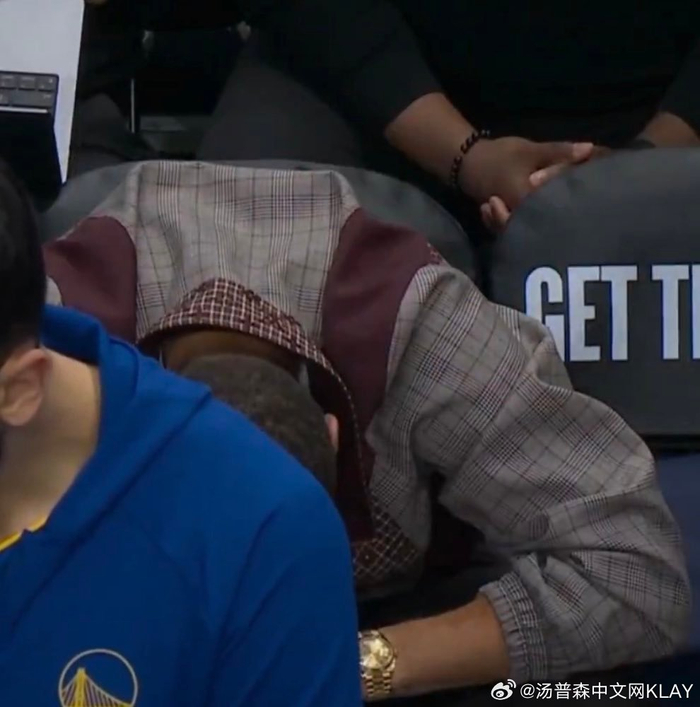 比赛突发意外事件，克莱库里目睹伤者被推出场