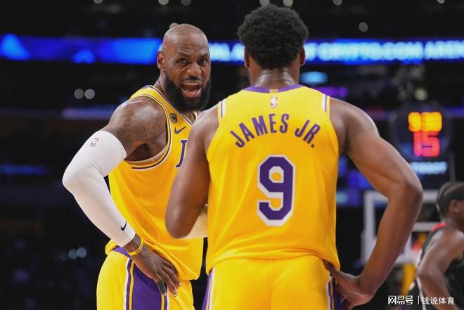 湖人爆冷逆转火箭 詹姆斯艾顿联手制胜